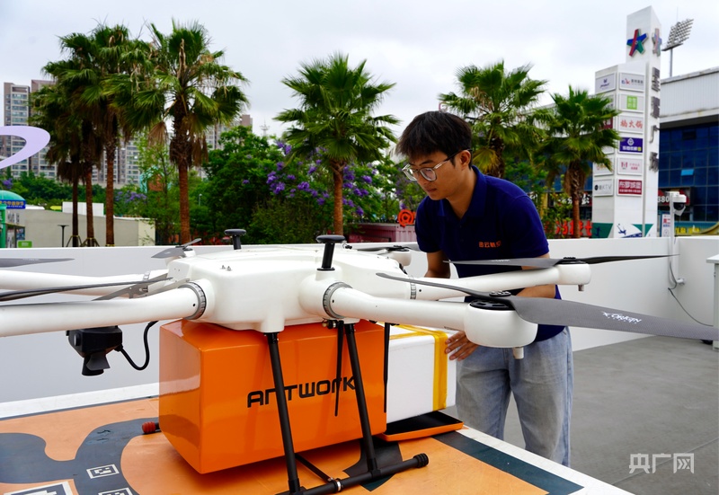 消费新观察|海鲜“飞”上餐桌 低空物流竞速城市上空新赛道(图2)